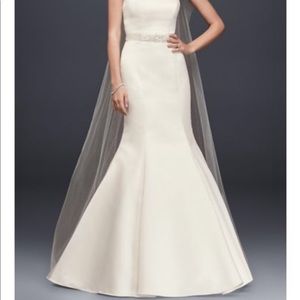 Beautiful, Strapless Ivory Trumpet Wedding Dress.